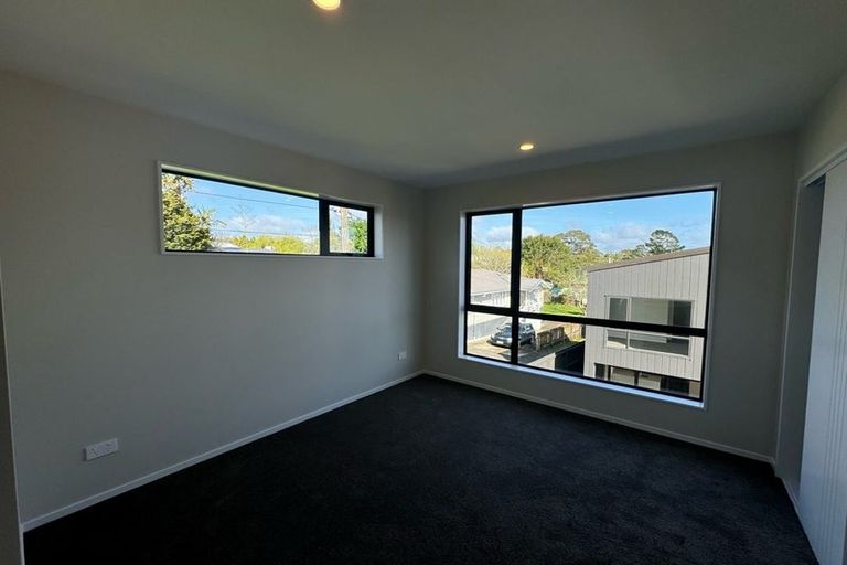 Photo of property in 2 Don Oliver Lane, Glen Eden, 0602