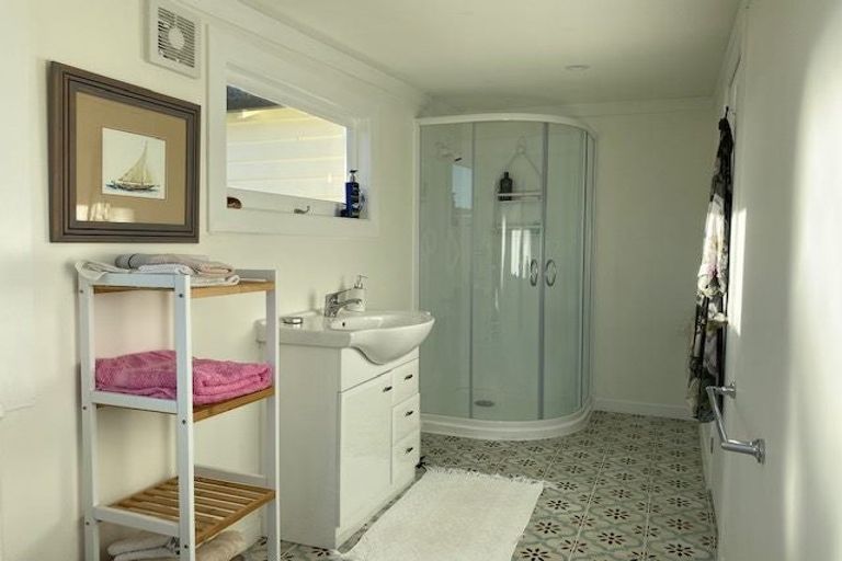 Photo of property in 13 Robertson Street, Russell, 0202