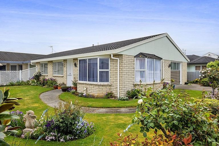 Photo of property in 2 Manse Street, Hawera, 4610