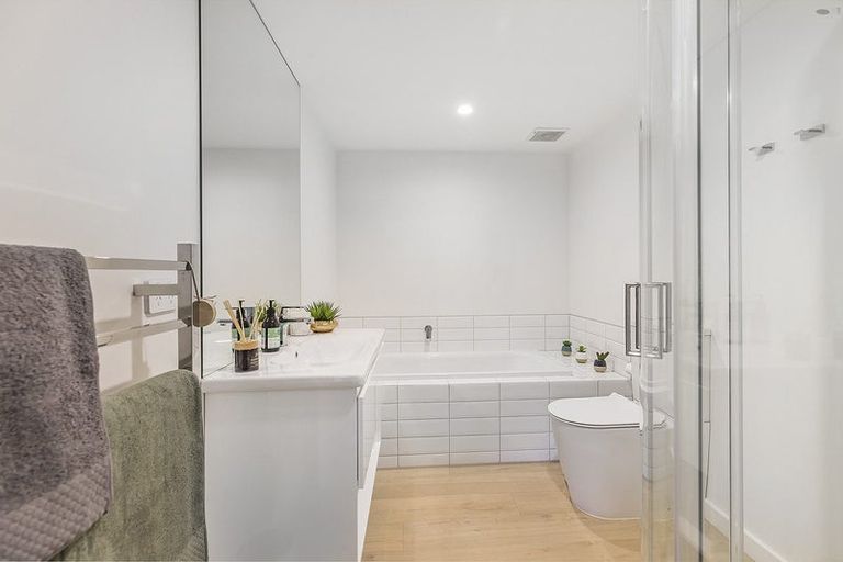 Photo of property in 111a Breaker Bay Road, Breaker Bay, Wellington, 6022