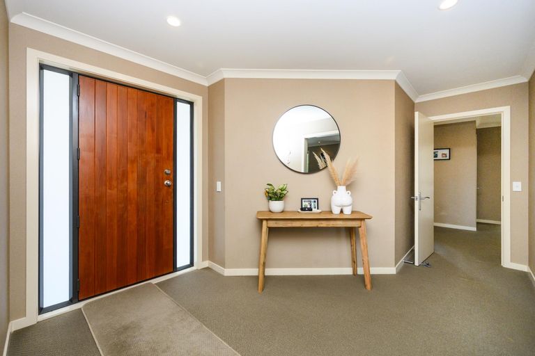 Photo of property in 19 Johnstone Drive, Fitzherbert, Palmerston North, 4410