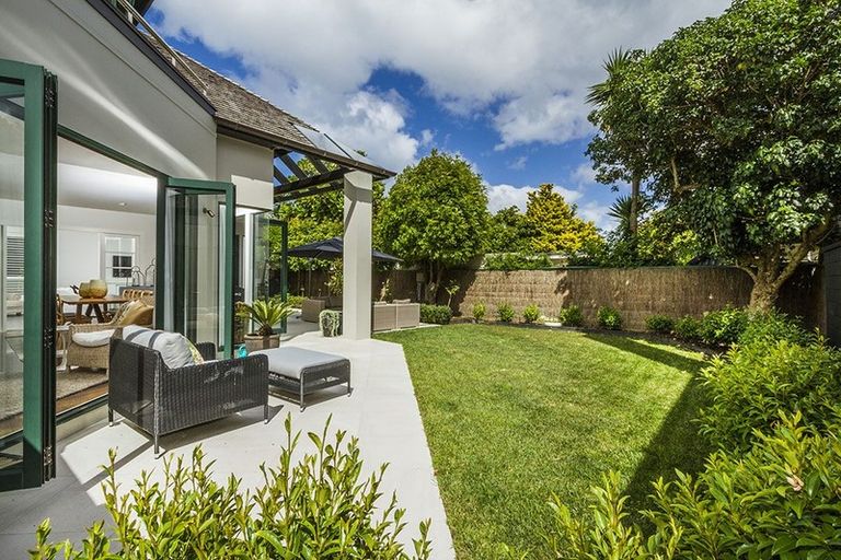 Photo of property in 2/16 Clifton Road, Hauraki, Auckland, 0622