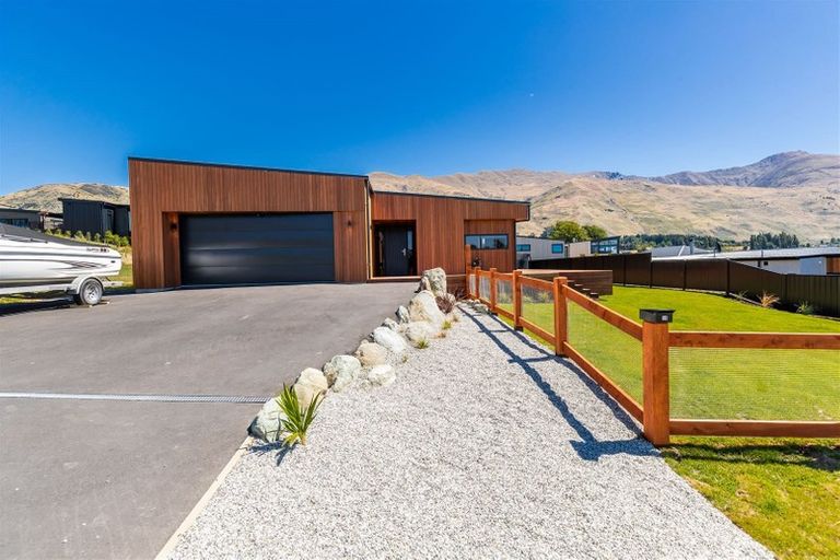 Photo of property in 18 Sapphire Spring Rise, Wanaka, 9305