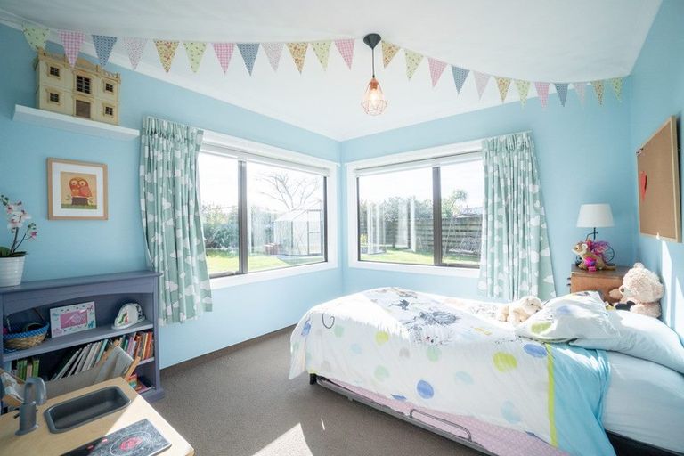 Photo of property in 15 Raglan Avenue, Cloverlea, Palmerston North, 4412