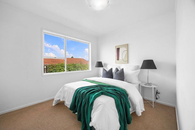 Photo of property in 13 Booralee Avenue, Botany Downs, Auckland, 2010