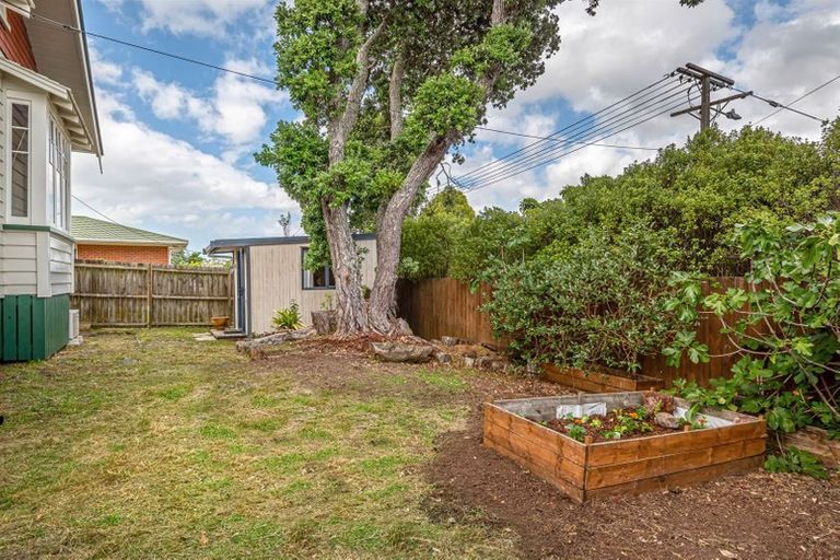 Photo of property in 13 Islington Avenue, New Lynn, Auckland, 0600