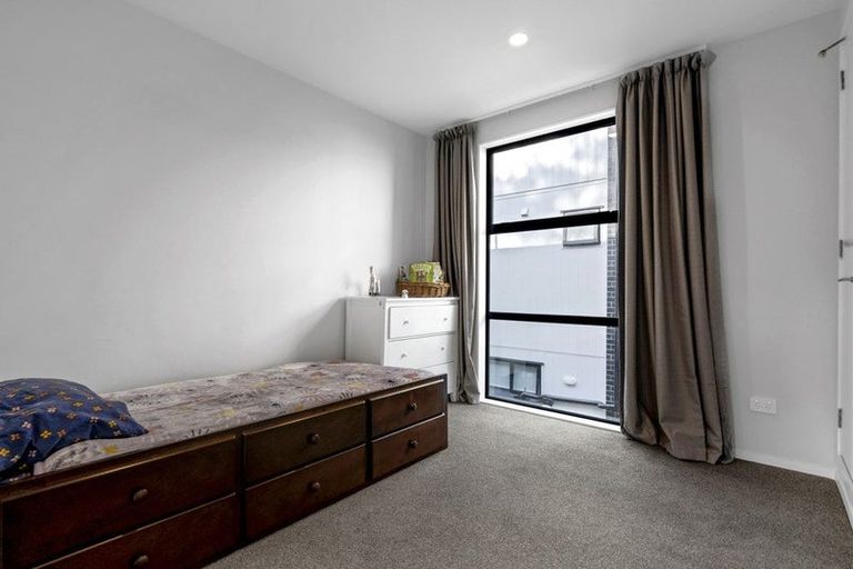 Photo of property in 27 Tokai Place, Glen Eden, 0602