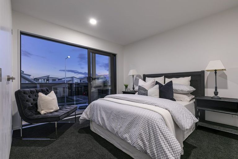 Photo of property in 2 Paparahi Place, Wainui, Silverdale, 0992