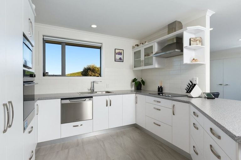 Photo of property in Waterview Estate, 9/4 Greystone Place, Omokoroa, 3114