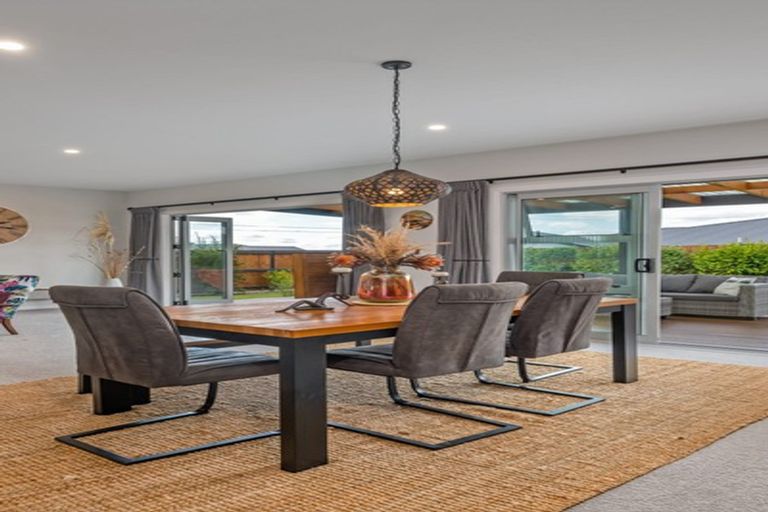 Photo of property in 8 Mediterranean Grove, Fitzherbert, Palmerston North, 4410