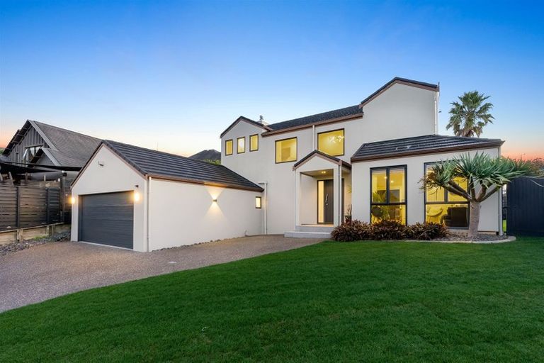 Photo of property in 14 San Martin Place, Goodwood Heights, Auckland, 2105