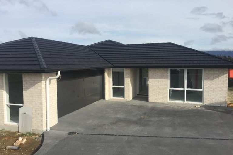 Photo of property in 12 Anglers Way, Omokoroa, 3114