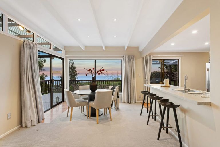 Photo of property in 6 Otitori Bay Road, Titirangi, Auckland, 0604