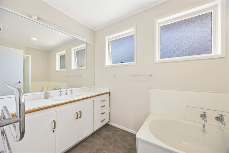 Photo of property in 38 Chatsworth Crescent, Pakuranga Heights, Auckland, 2010