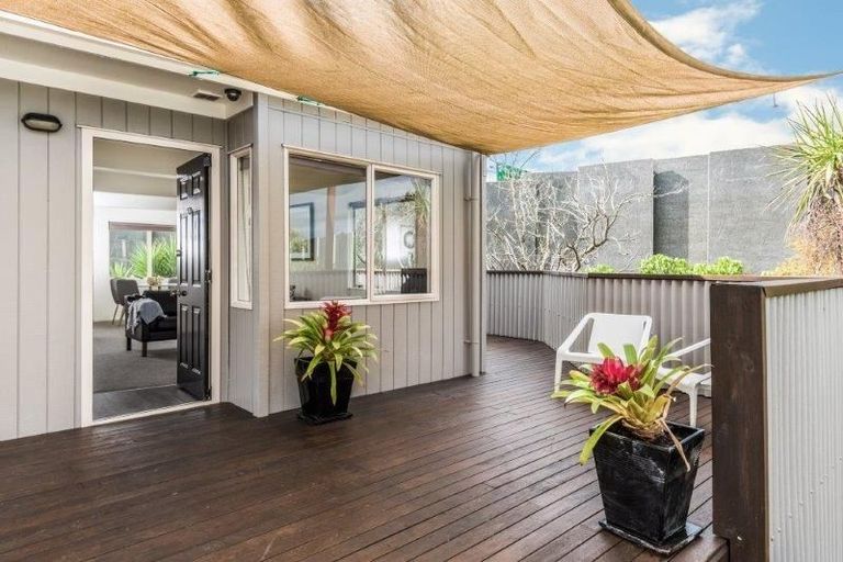 Photo of property in 1042a Great North Road, Point Chevalier, Auckland, 1022