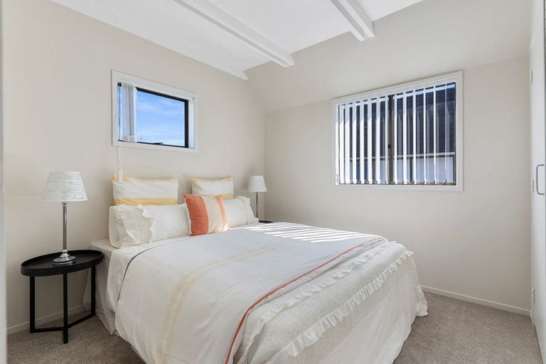 Photo of property in 1/13 Challen Close, Conifer Grove, Takanini, 2112