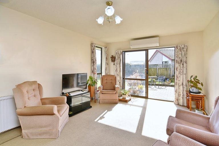 Photo of property in 2/7 Cassidy Place, Belfast, Christchurch, 8051