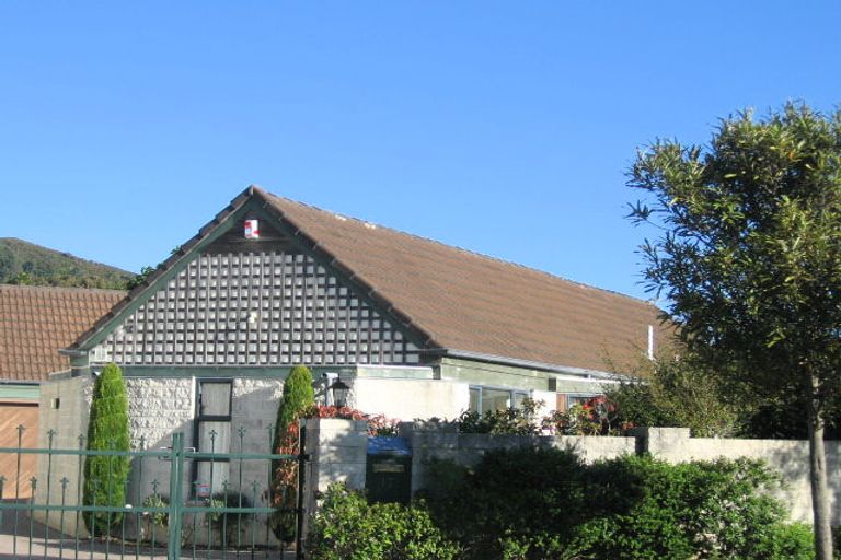 Photo of property in 17 Kauri Street, Eastbourne, Lower Hutt, 5013