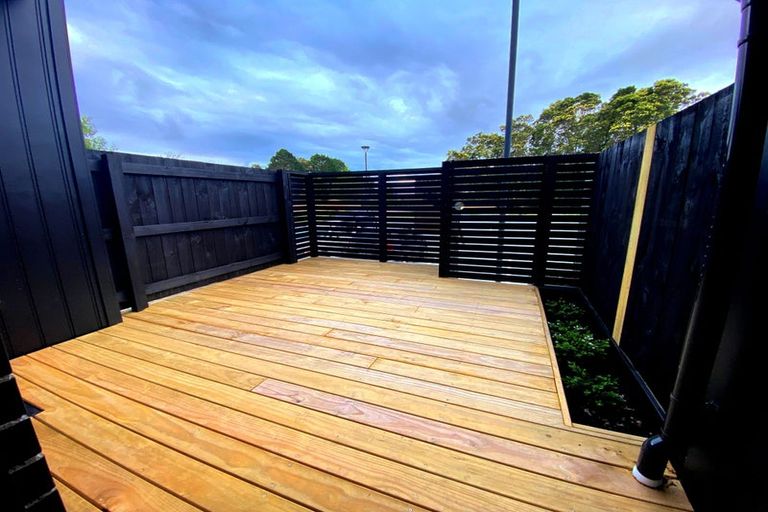 Photo of property in 21 Meg Lane, Glen Eden, 0602