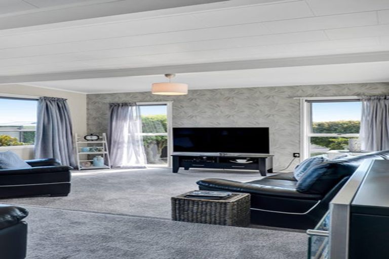 Photo of property in 15 Leon Place, Waitara, 4320