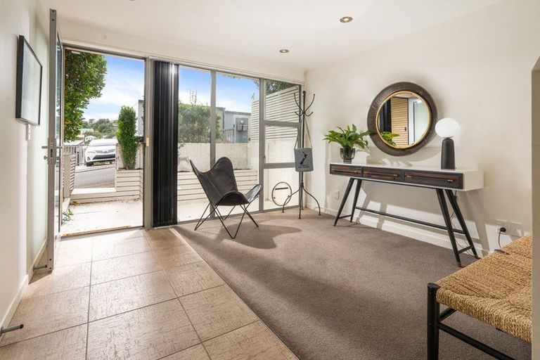 Photo of property in 58 Tiketike Way, Brooklyn, Wellington, 6021