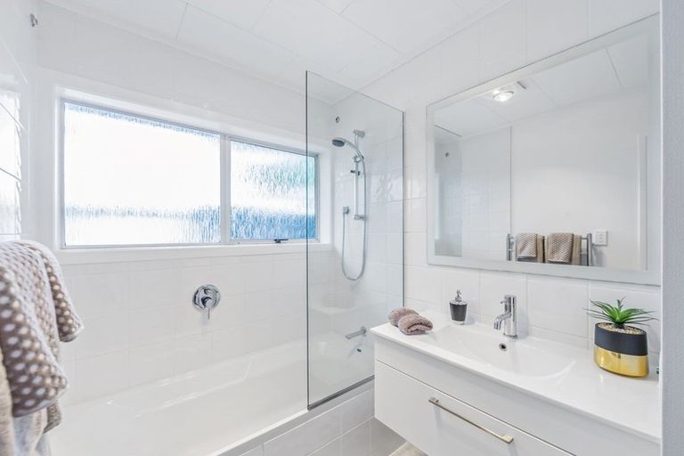 Photo of property in 1/83 Centreway Road, Orewa, 0931