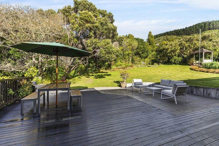 Photo of property in 100 Larsen Crescent, Tawa, Wellington, 5028