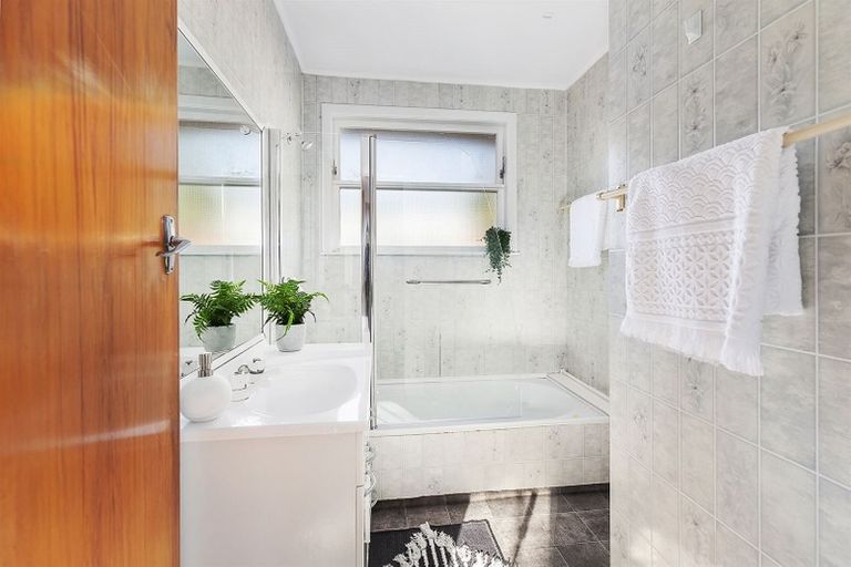 Photo of property in 17 Cardiff Crescent, Cannons Creek, Porirua, 5024