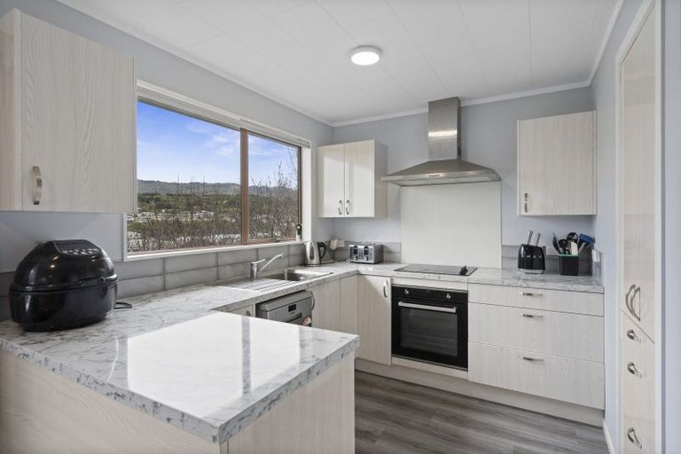 Photo of property in 15a Kereru Bend, Tawa, Wellington, 5028