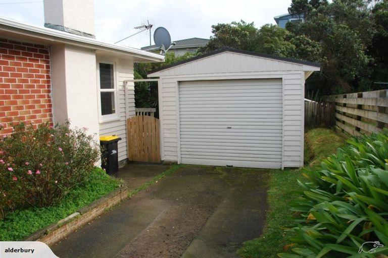 Photo of property in 14 Alder Place, Newlands, Wellington, 6037