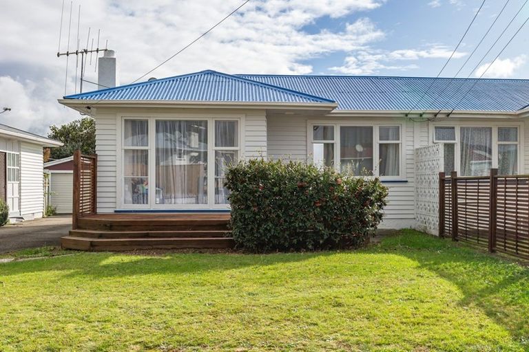 Photo of property in 17 Karaka Crescent, Levin, 5510