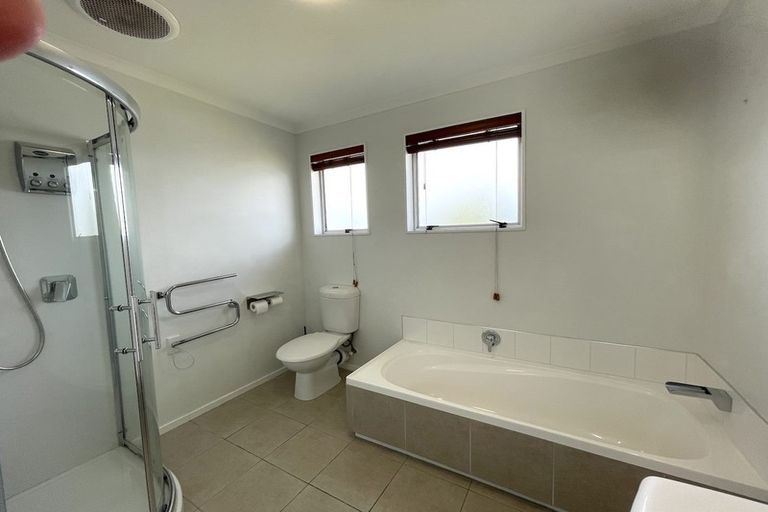 Photo of property in 28 Hueglow Rise, West Harbour, Auckland, 0618