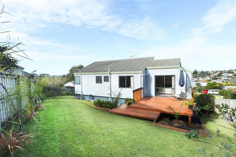Photo of property in 97 Totaravale Drive, Totara Vale, Auckland, 0629