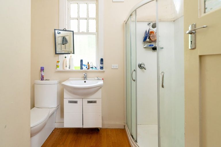 Photo of property in 76a Kelburn Parade, Kelburn, Wellington, 6012