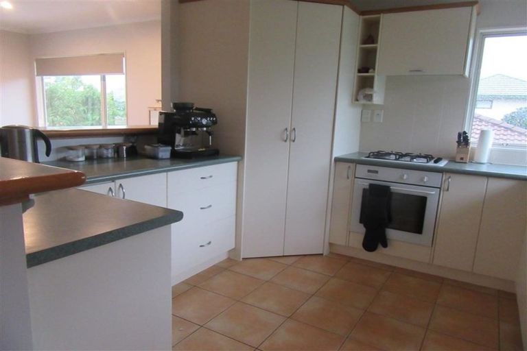 Photo of property in 8a Margaret Henry Crescent, Oteha, Auckland, 0632