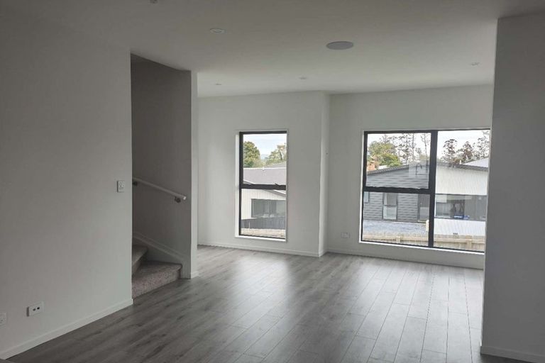 Photo of property in 8/107 Hobsonville Road, West Harbour, Auckland, 0618