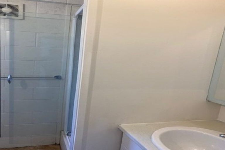 Photo of property in 5 Miltonia Avenue, Te Atatu South, Auckland, 0610