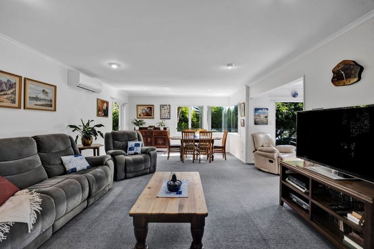 Photo of property in 6 Mayfair Place, Westown, New Plymouth, 4310