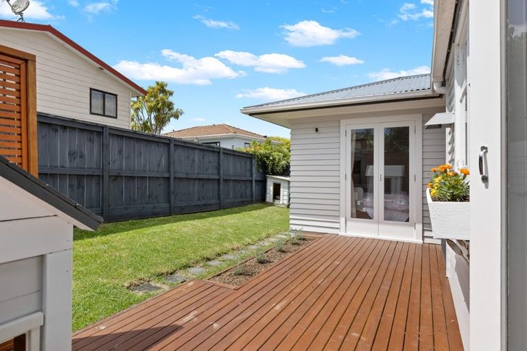 Photo of property in 15 Gill Avenue, Te Atatu Peninsula, Auckland, 0610