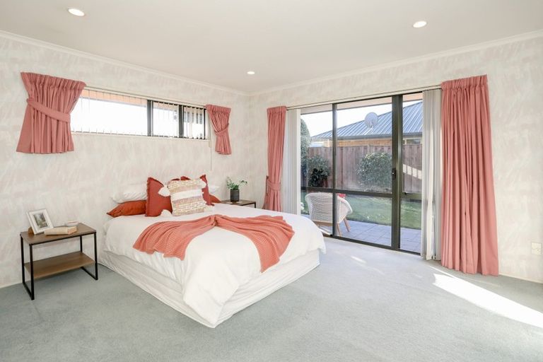 Photo of property in 11 Villa Grove, Ilam, Christchurch, 8041