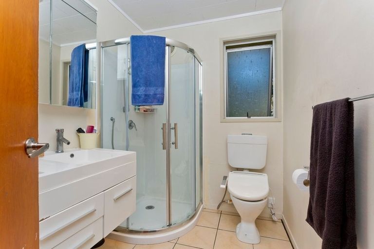 Photo of property in 64 Easton Park Parade, Glenfield, Auckland, 0629