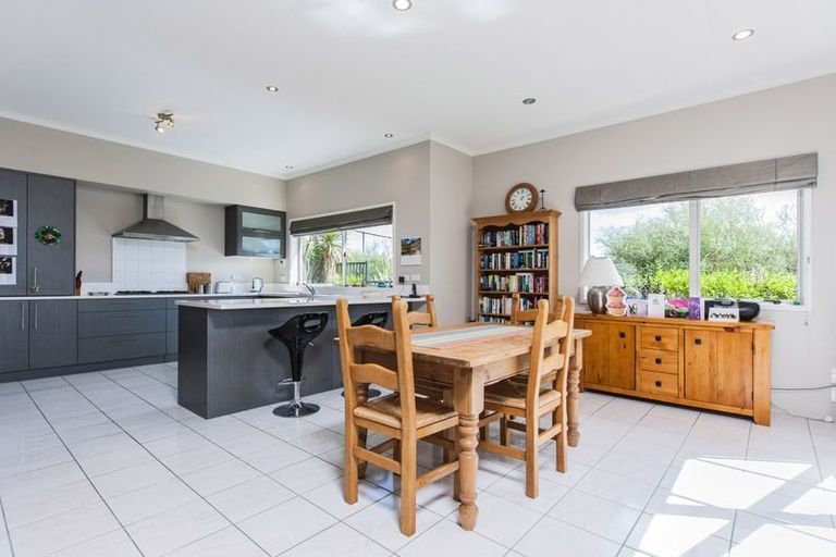 Photo of property in 5 Canyon Drive, Oteha, Auckland, 0632