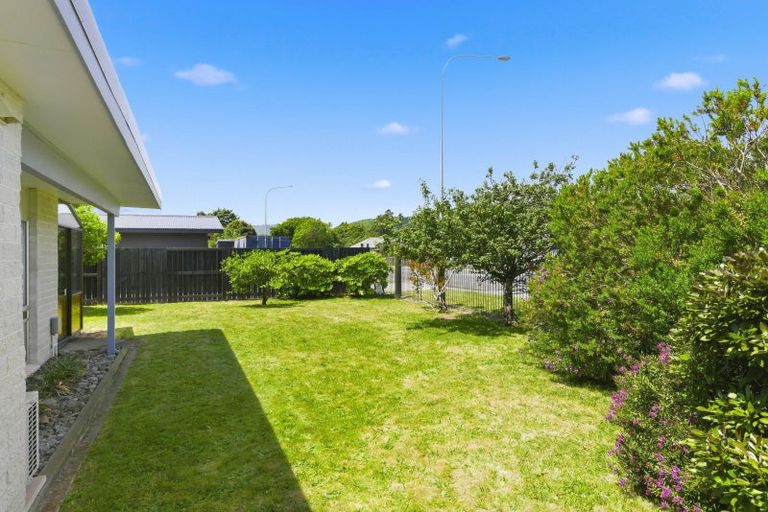 Photo of property in 2 Cypress Grove, Paraparaumu, 5032