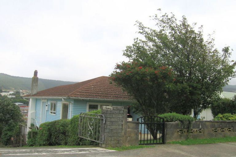 Photo of property in 16 Taylor Terrace, Tawa, Wellington, 5028
