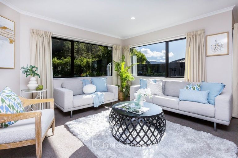 Photo of property in 17 Aragon Grove, Kingsley Heights, Upper Hutt, 5018