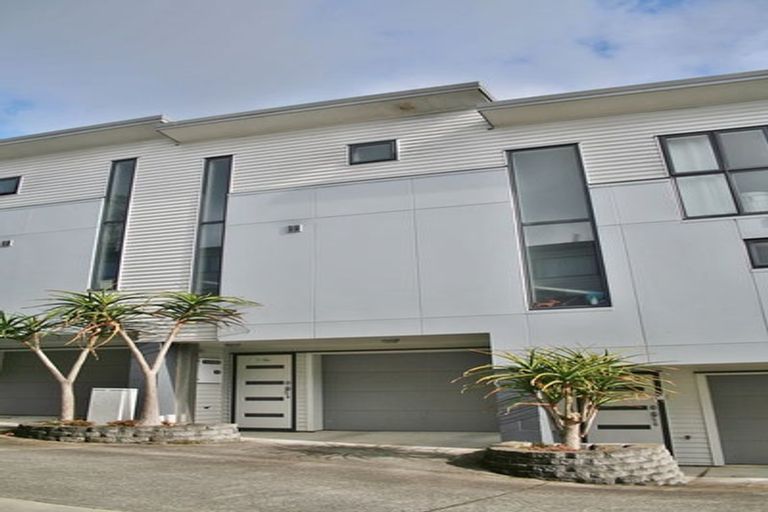 Photo of property in 16a Woodall Place, Totara Vale, Auckland, 0627