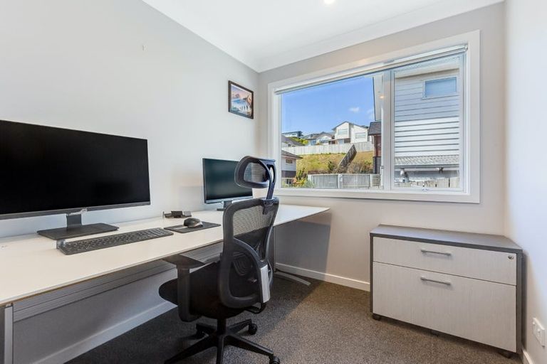 Photo of property in 14 Canary Way, Whitby, Porirua, 5024