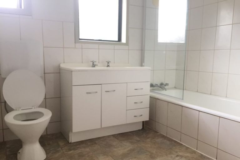 Photo of property in 9 Ward Crescent, Te Atatu Peninsula, Auckland, 0610