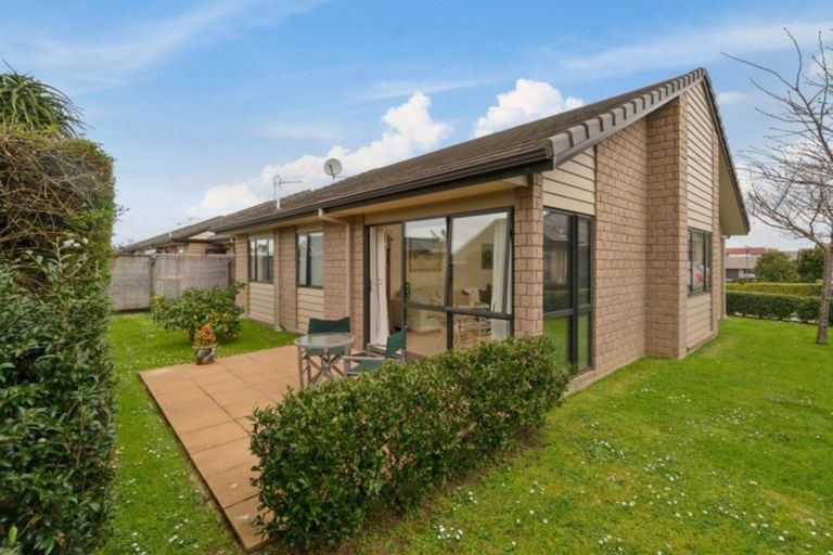 Photo of property in 26 Royalle Mews, Botany Downs, Auckland, 2010