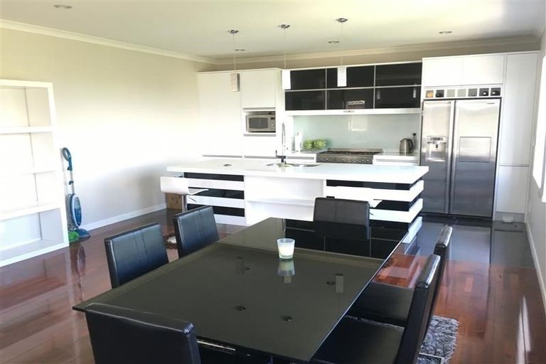 Photo of property in 12 Bintulu Place, Fairview Heights, Auckland, 0632
